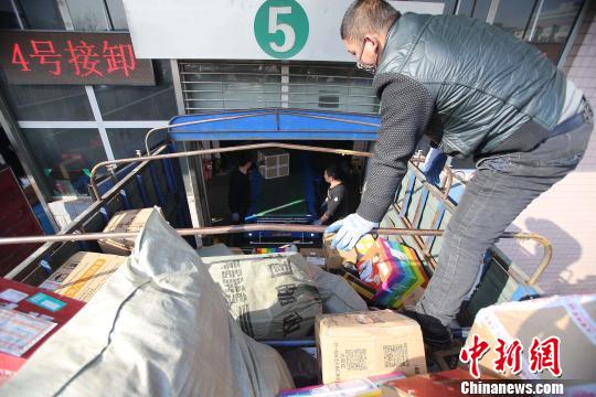 資料圖：工作人員正在給快遞包裹裝車。張云　攝