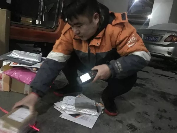 快遞師傅：就是路再滑，也要把每一件包裹送達(dá)