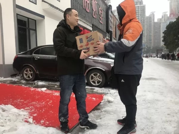 快遞師傅：就是路再滑，也要把每一件包裹送達(dá)