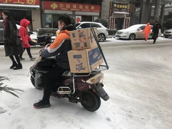 快遞師傅：就是路再滑，也要把每一件包裹送達(dá)